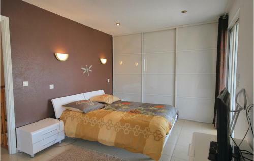 Five-bedroom Holiday Home In Frejus