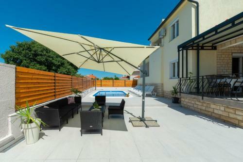 Crowonder Villa Marieta With Swimming Pool