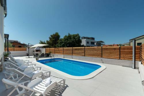 Crowonder Villa Marieta With Swimming Pool