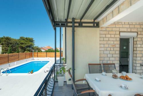 Crowonder Villa Marieta With Swimming Pool