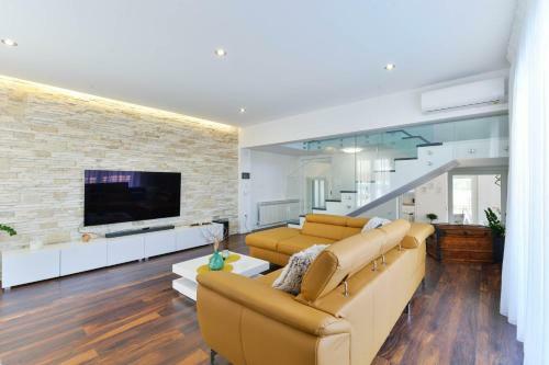 Crowonder Villa Marieta With Swimming Pool