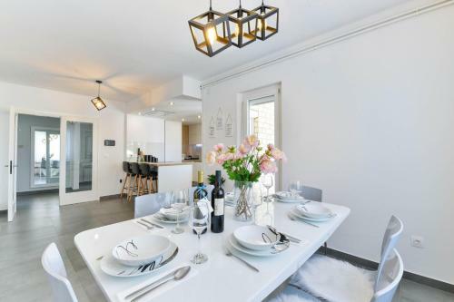 Crowonder Villa Marieta With Swimming Pool