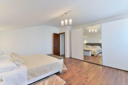 Crowonder Villa Marieta With Swimming Pool