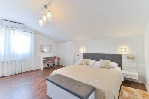 Crowonder Villa Marieta With Swimming Pool