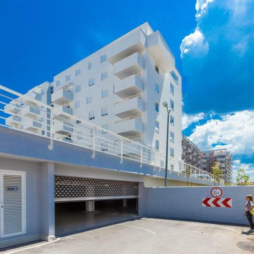 Tanja Modern Apartment With Balcony And Parking Garage