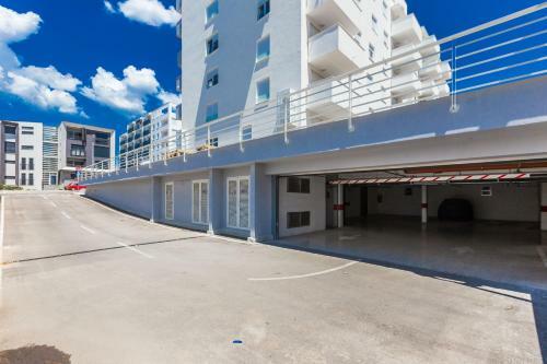 Tanja Modern Apartment With Balcony And Parking Garage
