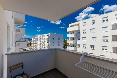 Tanja Modern Apartment With Balcony And Parking Garage