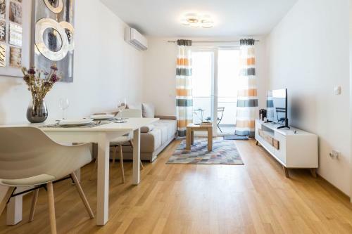 Tanja Modern Apartment With Balcony And Parking Garage