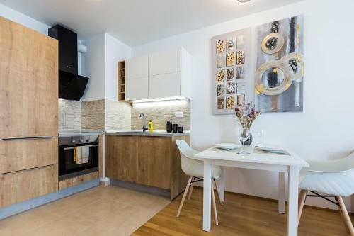 Tanja Modern Apartment With Balcony And Parking Garage