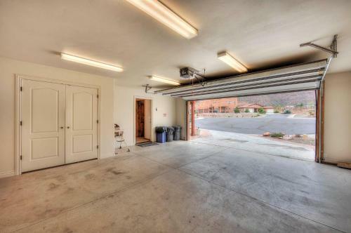 Sg3 - Near Arches Park - Beautiful Wrap-around Patio With Views!