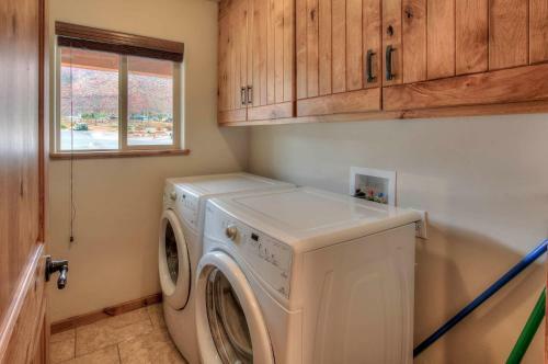 Sg3 - Near Arches Park - Beautiful Wrap-around Patio With Views!