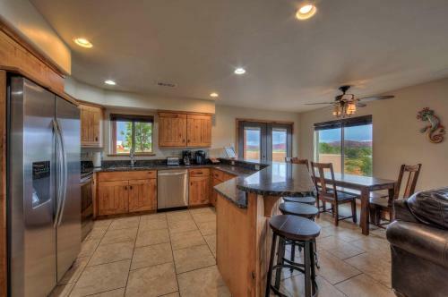 Sg3 - Near Arches Park - Beautiful Wrap-around Patio With Views!