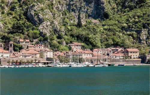 Three-bedroom Holiday Home In Kotor
