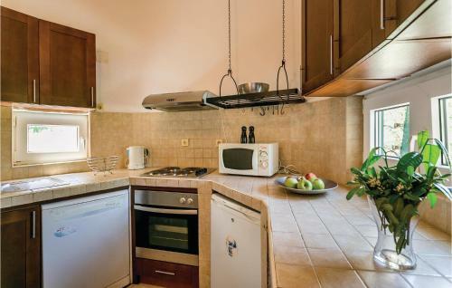 Three-bedroom Holiday Home In Kotor