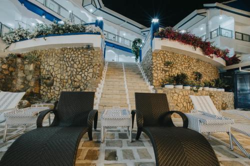 Santiago Cove Hotel And Restaurant