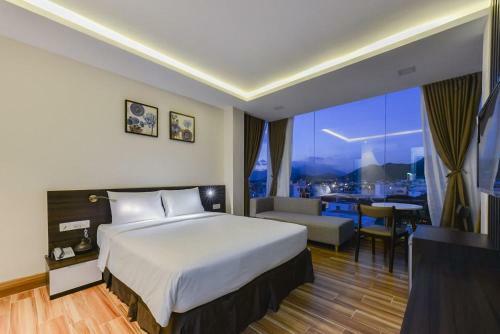 Y?n V�ng Hotel & Apartment Nha Trang - C?nh Ch? ??m