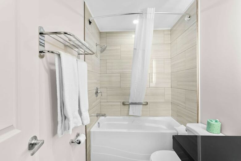 Howard Johnson Plaza Hotel Windsor