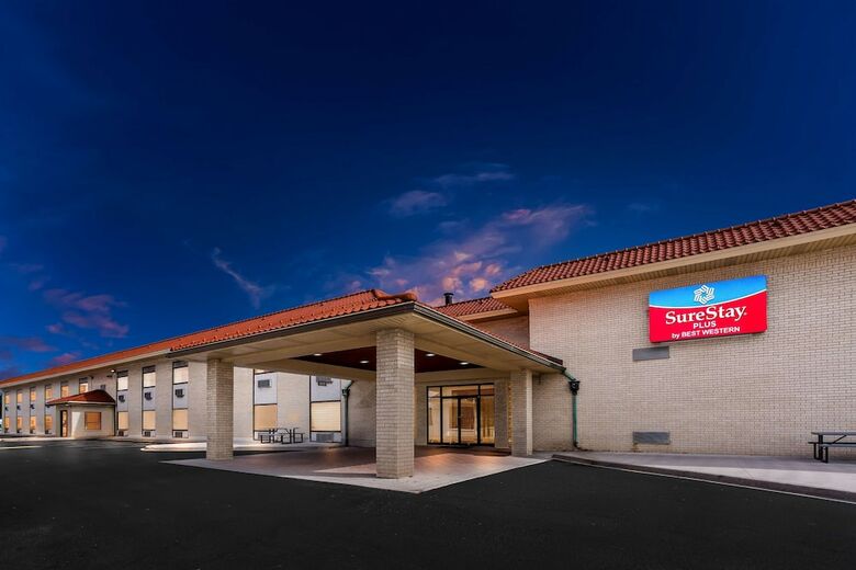 Howard Johnson Plaza Hotel Windsor