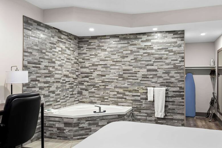 Howard Johnson Plaza Hotel Windsor