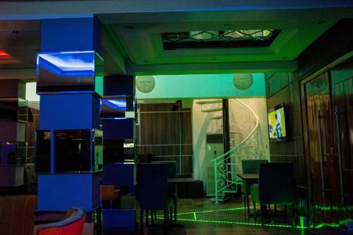 Timeless Apartments And Bar