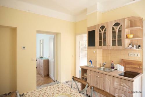 N�-ko Apartmanh�z