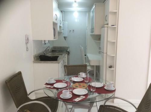 Apartamento Bem Localizado Com Sacada, Churrasqueira, Garagem E Split