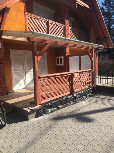 Laza Guesthouse Zamardi