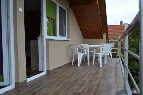 Csal�di Apartman Balatonkereszt�ron