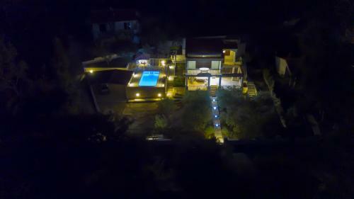 Deluxe Seafront Apartment (4+1) - Maslinica