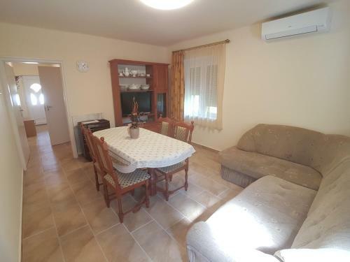 Holiday House Ervin No. 66.