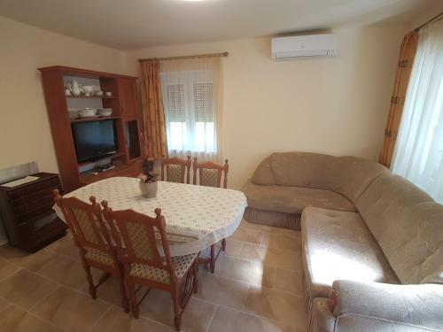Holiday House Ervin No. 66.