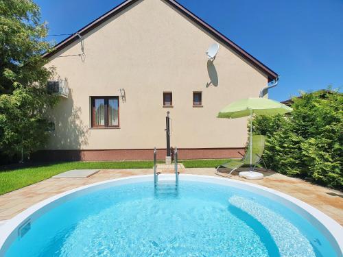 Holiday House Ervin No. 66.