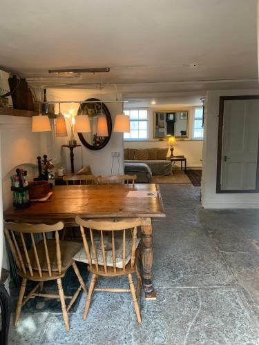 Central Taunton Garden Apartment