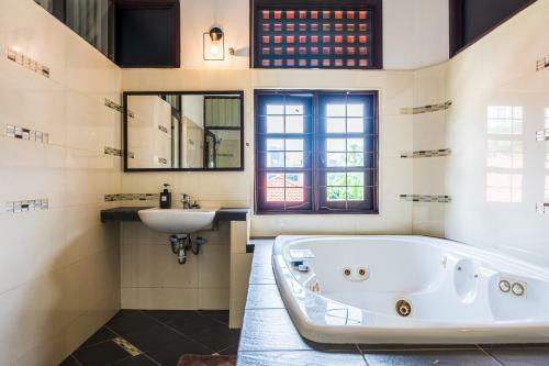 9225sf 6br 27pax Private Pool Villa, 1km To Klcc