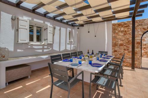 Villa Beachfront House - 5 Bd And Private Patio