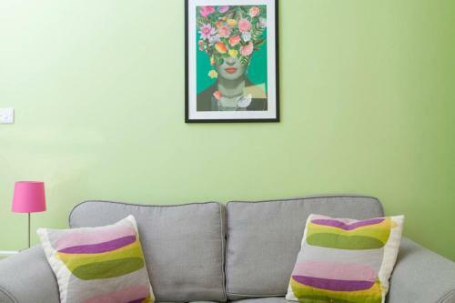 Bright And Modern Causewayside Apartment