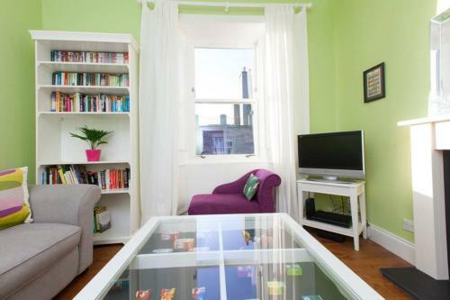 Bright And Modern Causewayside Apartment