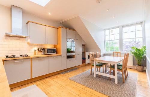 New Town Apartment With Castle View