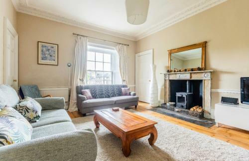 New Town Apartment With Castle View