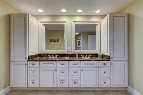 Villa 6501 Hampton Place
