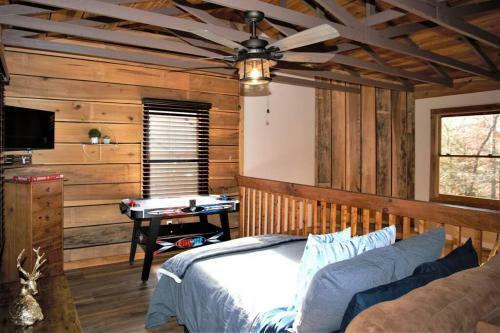 Hideaway Hollow Prime Location King Bed Hottub
