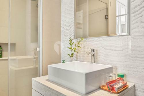 Blanc By Kozystay - 1br Apartment In Scbd