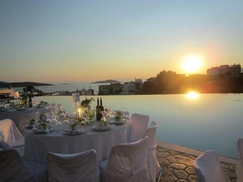 Evia Hotel & Suites