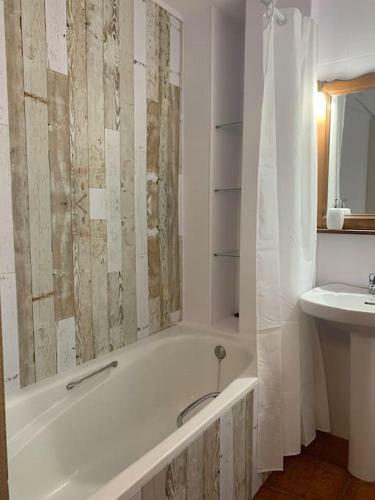 Casa Con Amplio Jard�n En Pech�n