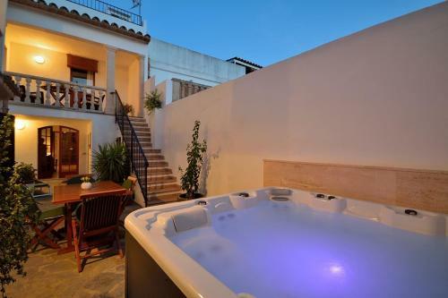 Townhouse With Jacuzzi In Pollensa