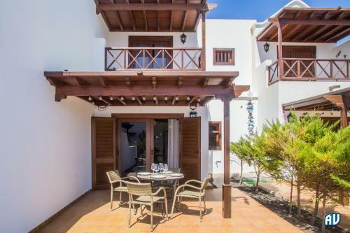 Inviting 2-bed Apartment In Playa Blanca