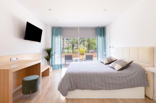 Apartamento Palmeras Playa Studio: Pools, Beach, Sun & Shore