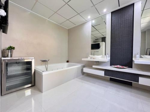 Modern Villa With Private Pool And Jacuzzi Cq1
