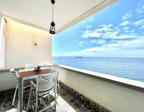 Luxury Apartment Overlooking Atlantic Ocean, Wifi