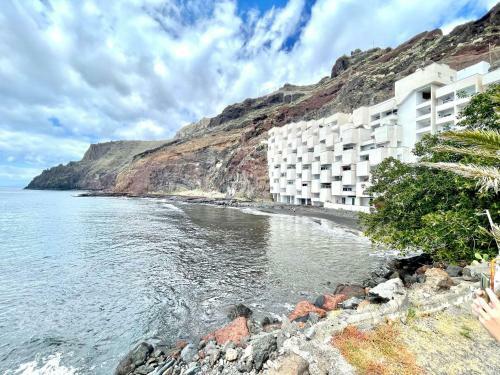 Luxury Apartment Overlooking Atlantic Ocean, Wifi
